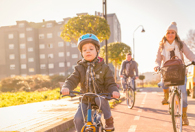 Familie mit Kind und Fahrrad in der Stadt
