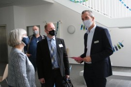 Hartmut Manitzke mit Vertretern der Landesschulbehörde Niedersachsen