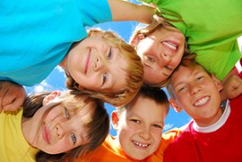 Glückliche Kinder in bunten Farben Glückliche Kinder in bunten Farben