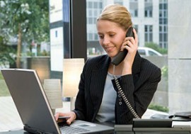 Bürokraft mit Notebook und Telefon Bürokraft mit Notebook und Telefon