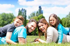 Familie liegt im Garten