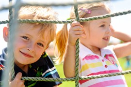 Kinder am Klettern Kinder am Klettergerüst