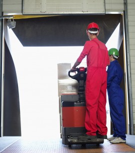 Mann mit Arbeitsgerät