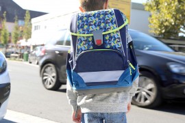 Kind auf dem Schulweg Kind auf dem Schulweg
