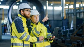 Mann und Frau in Arbeitskleidung Mann und Frau in Arbeitskleidung Sicherheitskleidung