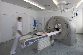 Medizinisches Personal befördert Patienten in den Computertomografien 