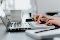 Bürokraft mit Notebook und Telefon