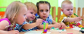 Kindertageseinrichtungen Kindergartenkinder am Tisch