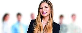 Ausbidung Frau in Business Kleidung