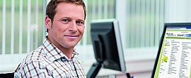 Quereinsteiger Mann vor Computerbildschirm