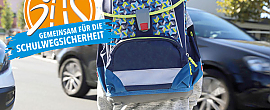 Schulwegsicherheit Rückansicht eines Kindes mit Schulrucksack