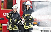 Feuerwehrleute mit Löschschlauch