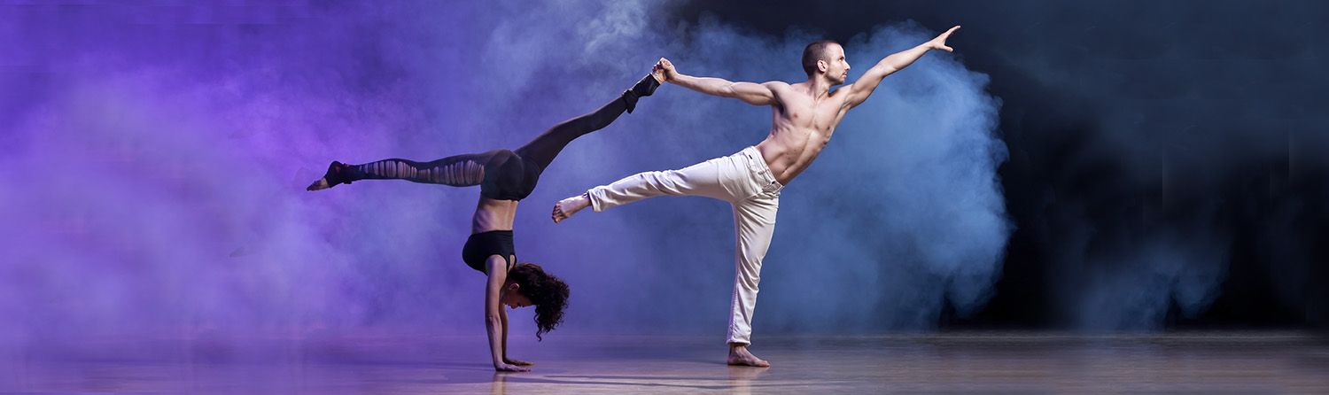 zwei personen tanzen auf der buehne