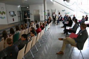 Versammlung in Aula viele Menschen sitzen in einer Aula