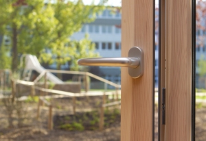 Kitas richtig lüften leicht geöffnete Balkontür