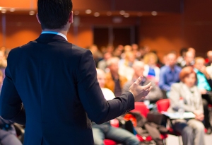 Vortrag halten Mann hält Vortrag vor Publikum