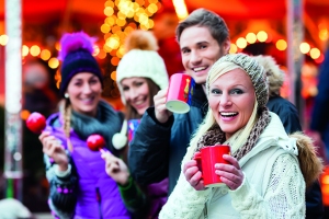 Menschen mit Glühwein Menschen trinken Glühwein