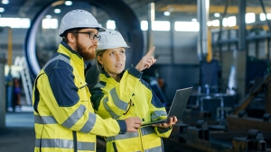Mann und Frau in Arbeitskleidung Mann und Frau in Arbeitskleidung Sicherheitskleidung