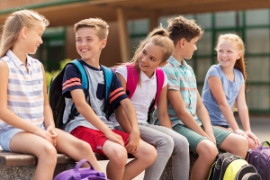 Schüler*innen unterhalten sich Schüler*innen unterhalten sich