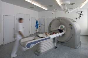 Medizinisches Personal befördert Patienten in den Computertomografien 