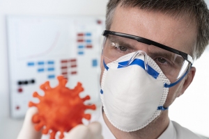 Check geeigneter Atemschutzmasken Mann mit FFP2 Maske