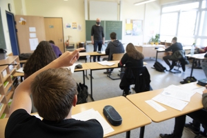 Schüler meldet sich in der Schulklasse Schüler meldet sich in der Schulklasse