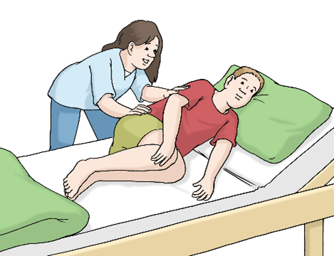 Krankenpflege zu Hause Eine stehende Person kümmert sich um eine im Bett liegende Person