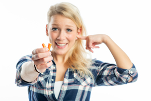 Gehörschutz zur Prävention Frau hält Gehörschutz in der Hand