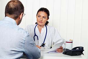 Ärztin im Gespräch mit Patienten Ärztin im Gespräch mit Patienten