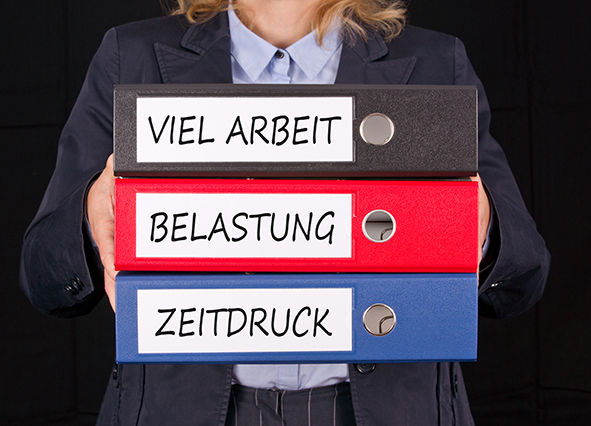 Frau mit drei Heftordnern