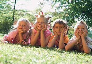 Kinder liegen auf der Wiese Kinder liegen auf der Wiese