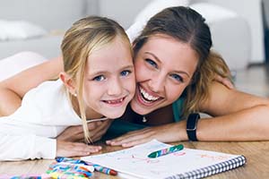 Mutter und Tochter bei den Hausaufgaben Mutter und Tochter machen Hausaufgaben