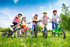 Kinder mit bunten Helmen auf ihren Fahrrädern Kinder mit bunten Helmen auf ihren Fahrrädern