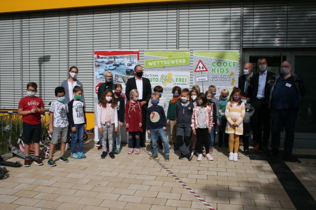 Kultusminister Grant Hendrik Tonne zusammen mit  Schüler*innen der Grundschule Am Welfenplatz
