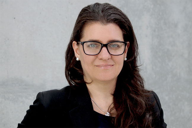 Christine Weinmeister, staatlich anerkannte Gebärdensprache-Dolmetscherin, begleitet kurze Filme in Gebärdensprache